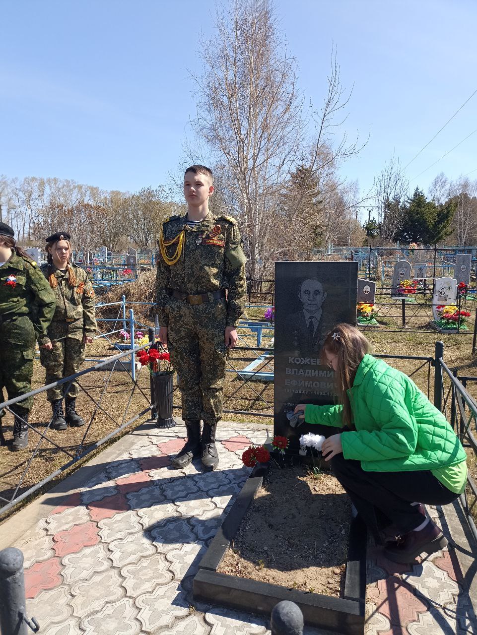 Церемония возложения цветов на могиле В.Е. Кожевина.