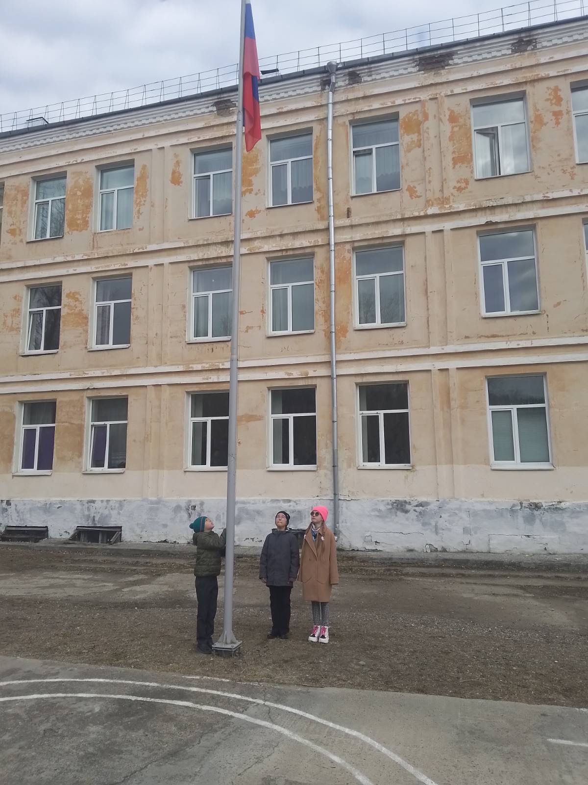 Поднятие флага России.
